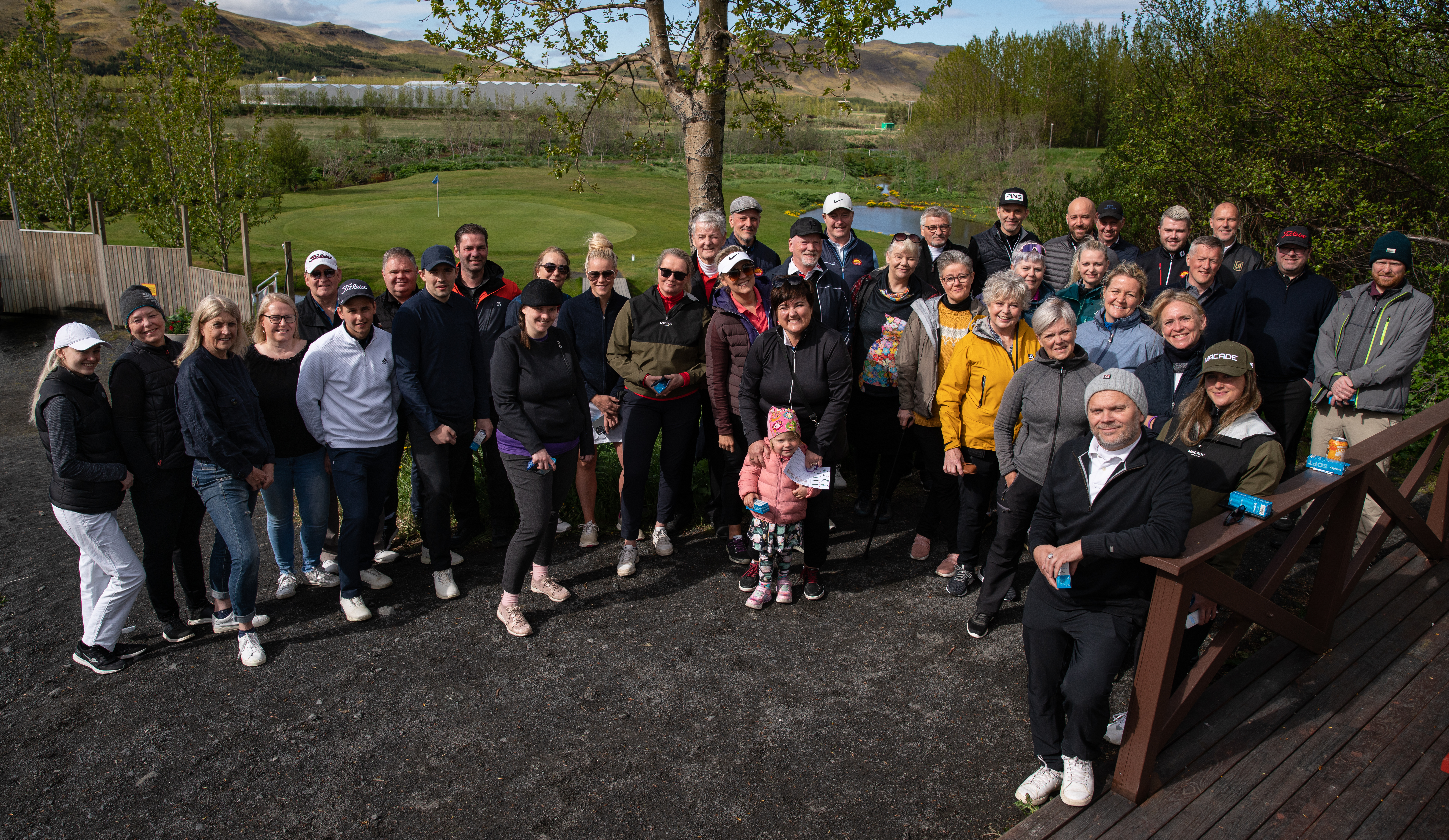 Hópmynd af þátttakendum í golfmóti