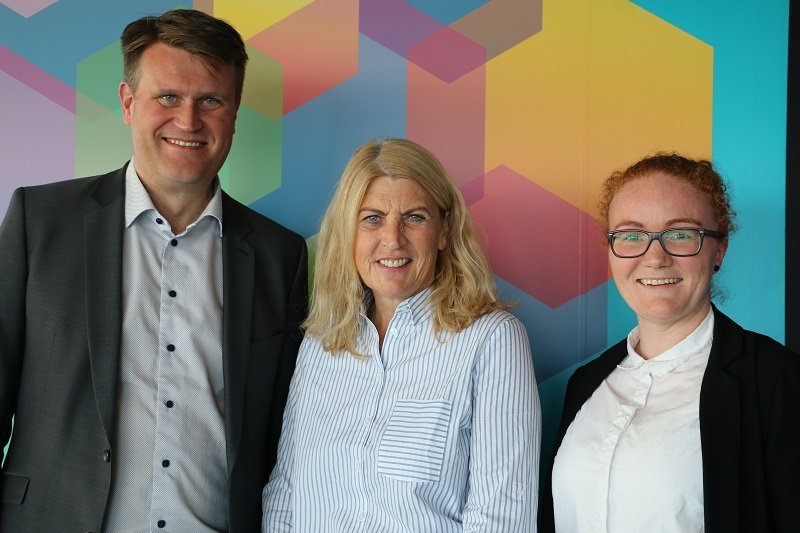 Ægir Már Þórisson forstjóri Advania afhenti Ingdísi Líndal framkvæmdastjóra og Björg Ástu Þórðardótt…