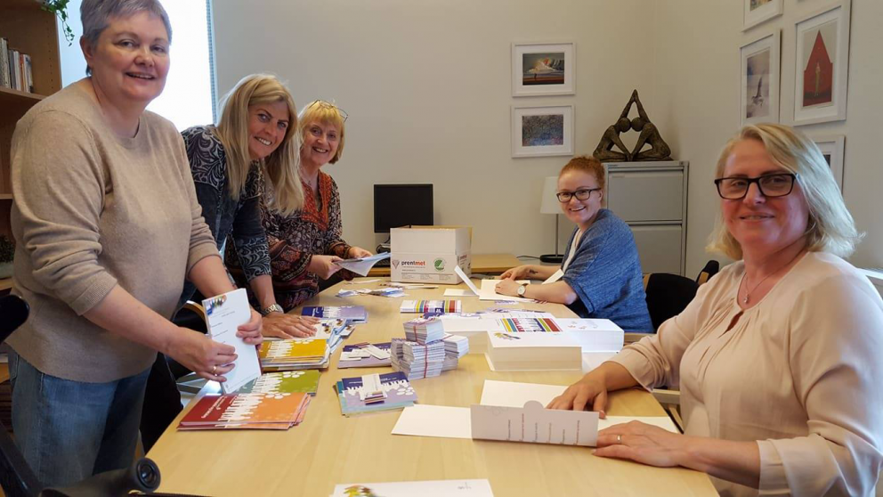 Langþráð stund – Fræðslubæklingarnir komnir í hús