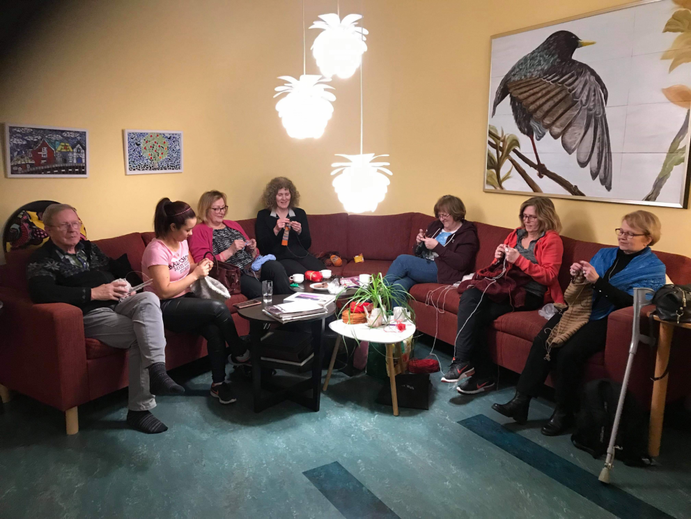 Hornsófinn - ekki er setið auðum höndum :-)