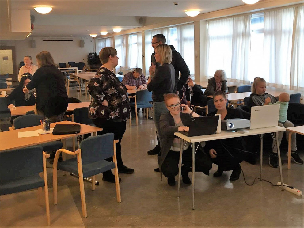 Fjölbreyttur hópur félagsmanna að störfum.