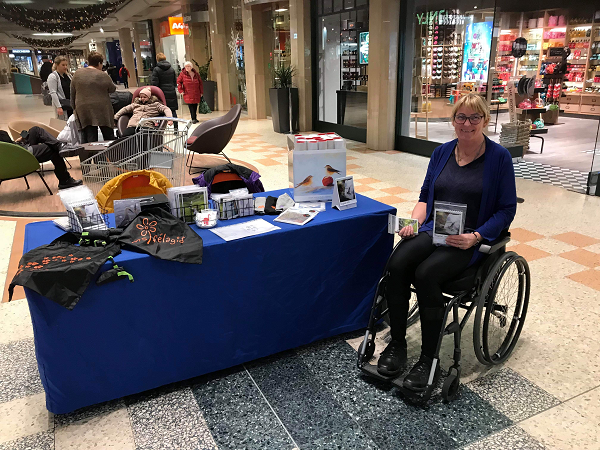 Helga Káradóttir við söluborð félagsins í Kringlunni í dag