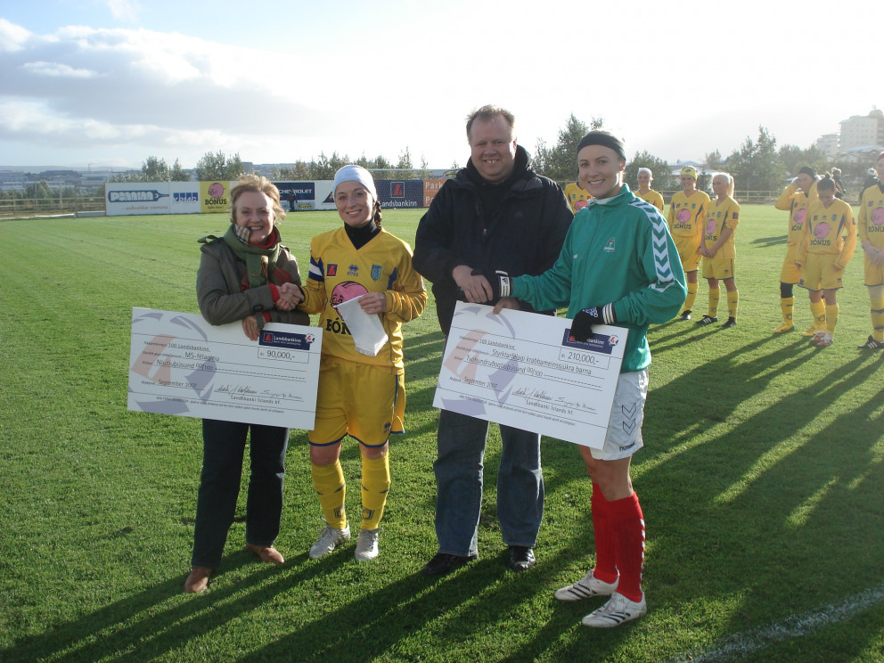 Meistarafélag Fjölnis í kvennaboltanum hét á að styðja MS-félagið